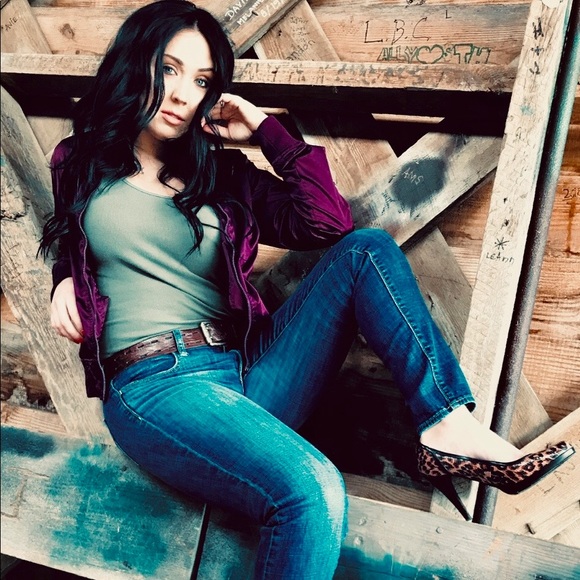 Meet your Posher, Britne - Picture 1 of 1